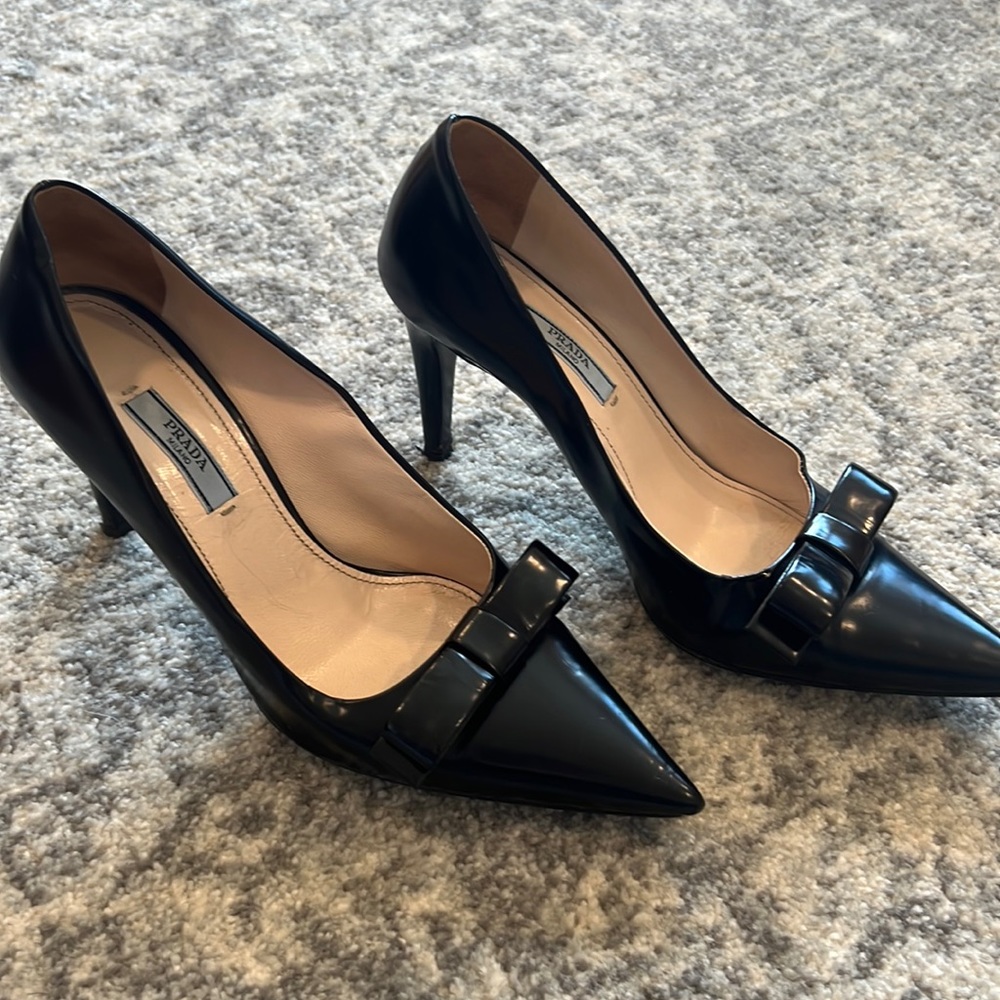 Prada Black Patent Leather Bow Pointed Toe Pumps Size 38 - Picture 3 of 14